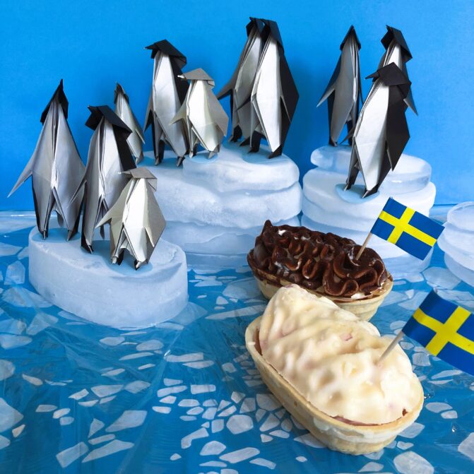 Pinguinkolonie mit schwedischem Eis